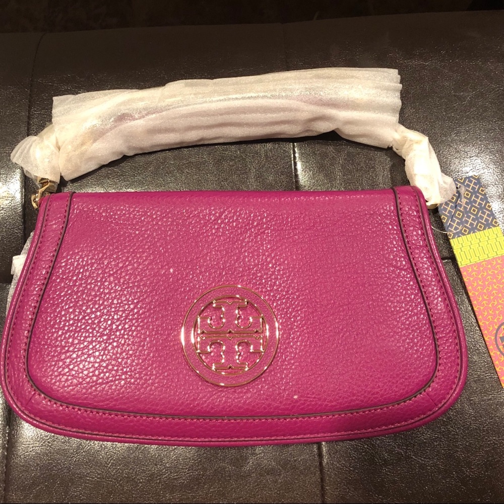 NWT Tory Burch grained leather Amanda Logo clutch.